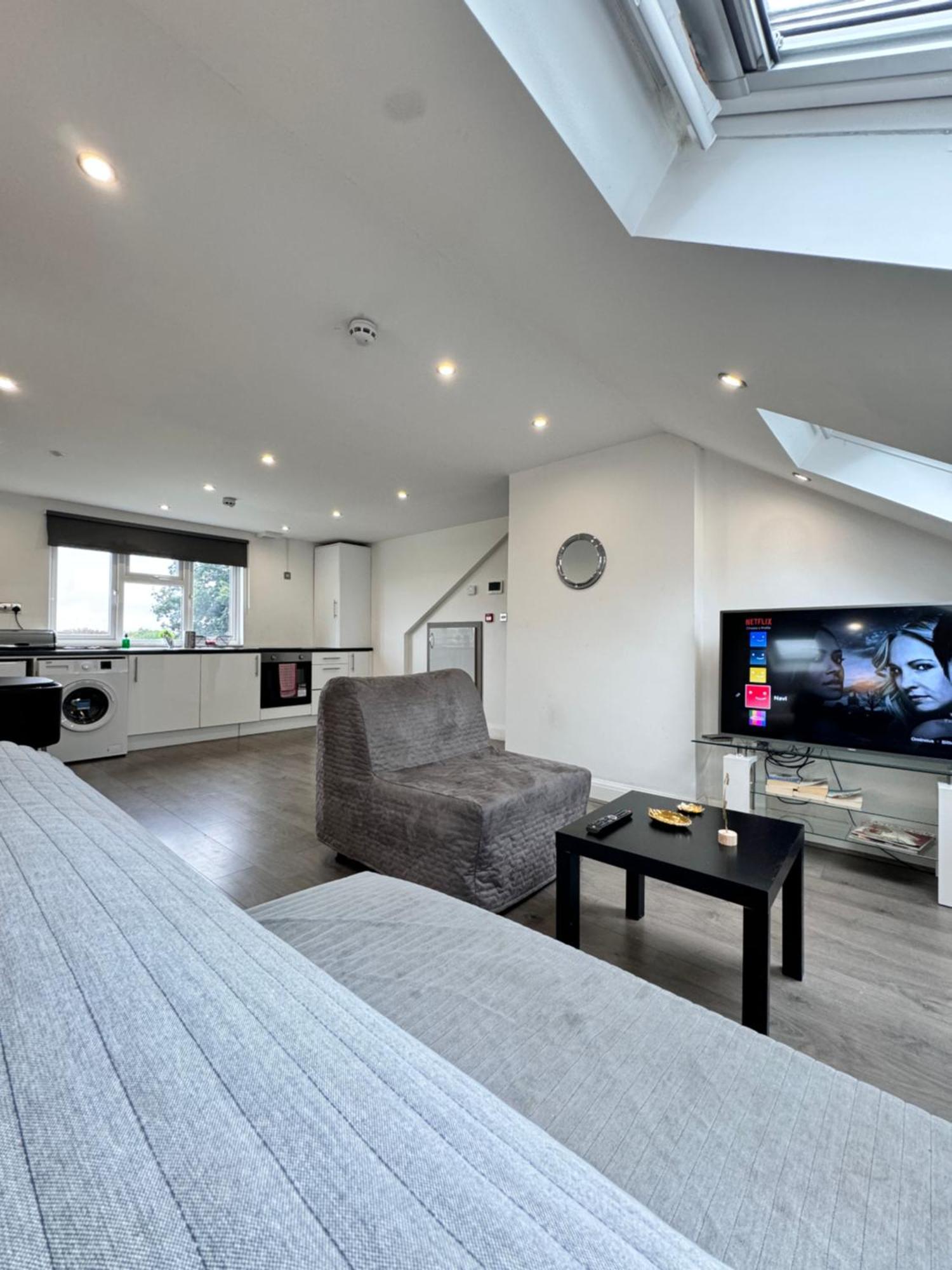 Hatton Apartments Heathrow Airport- Free Parking-Free Underground To And From Heathrow Airport Hatton Cross See Picture-See London Fast Hatton Cross To Central London 30Min Exterior foto