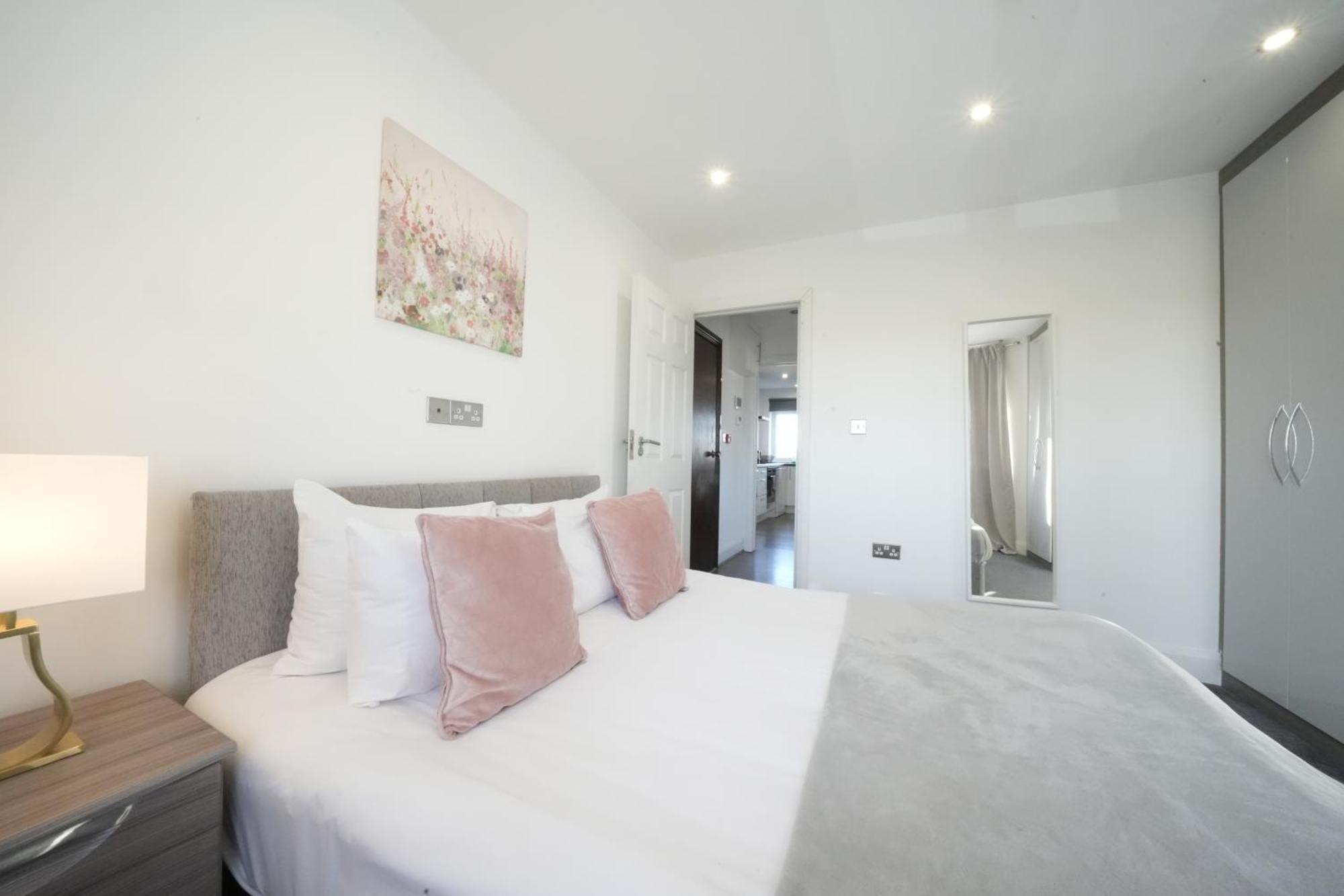 Hatton Apartments Heathrow Airport- Free Parking-Free Underground To And From Heathrow Airport Hatton Cross See Picture-See London Fast Hatton Cross To Central London 30Min Exterior foto