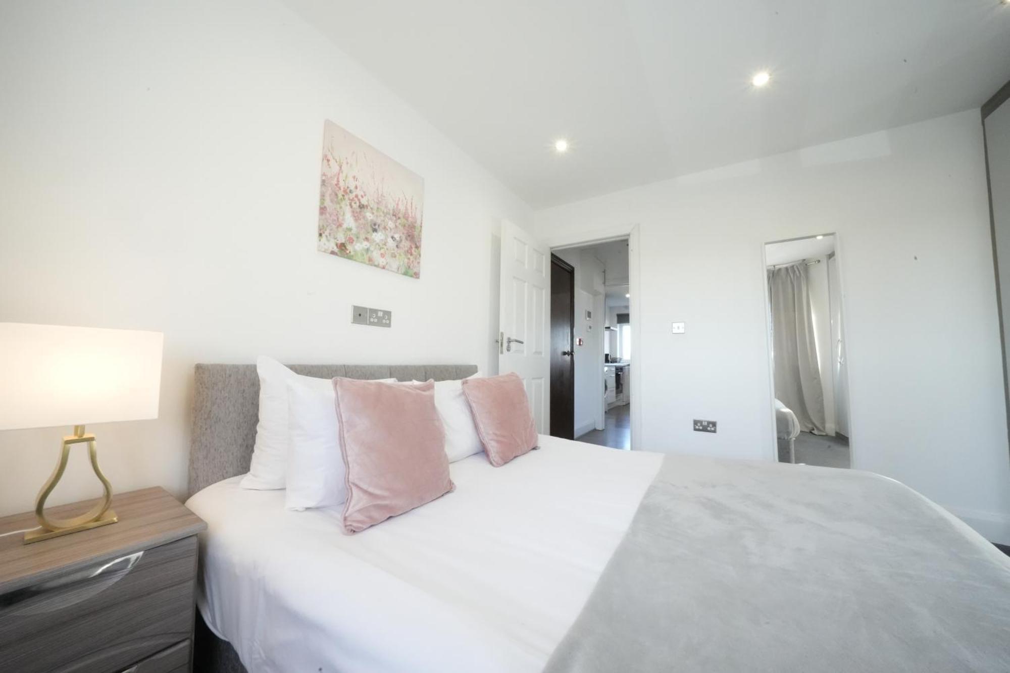 Hatton Apartments Heathrow Airport- Free Parking-Free Underground To And From Heathrow Airport Hatton Cross See Picture-See London Fast Hatton Cross To Central London 30Min Exterior foto