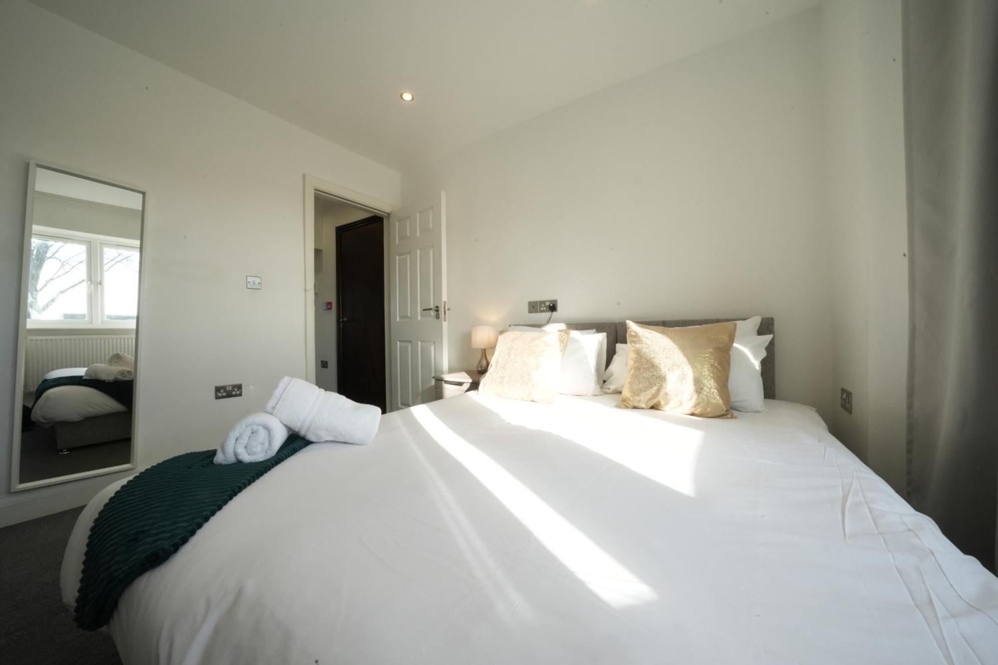 Hatton Apartments Heathrow Airport- Free Parking-Free Underground To And From Heathrow Airport Hatton Cross See Picture-See London Fast Hatton Cross To Central London 30Min Exterior foto